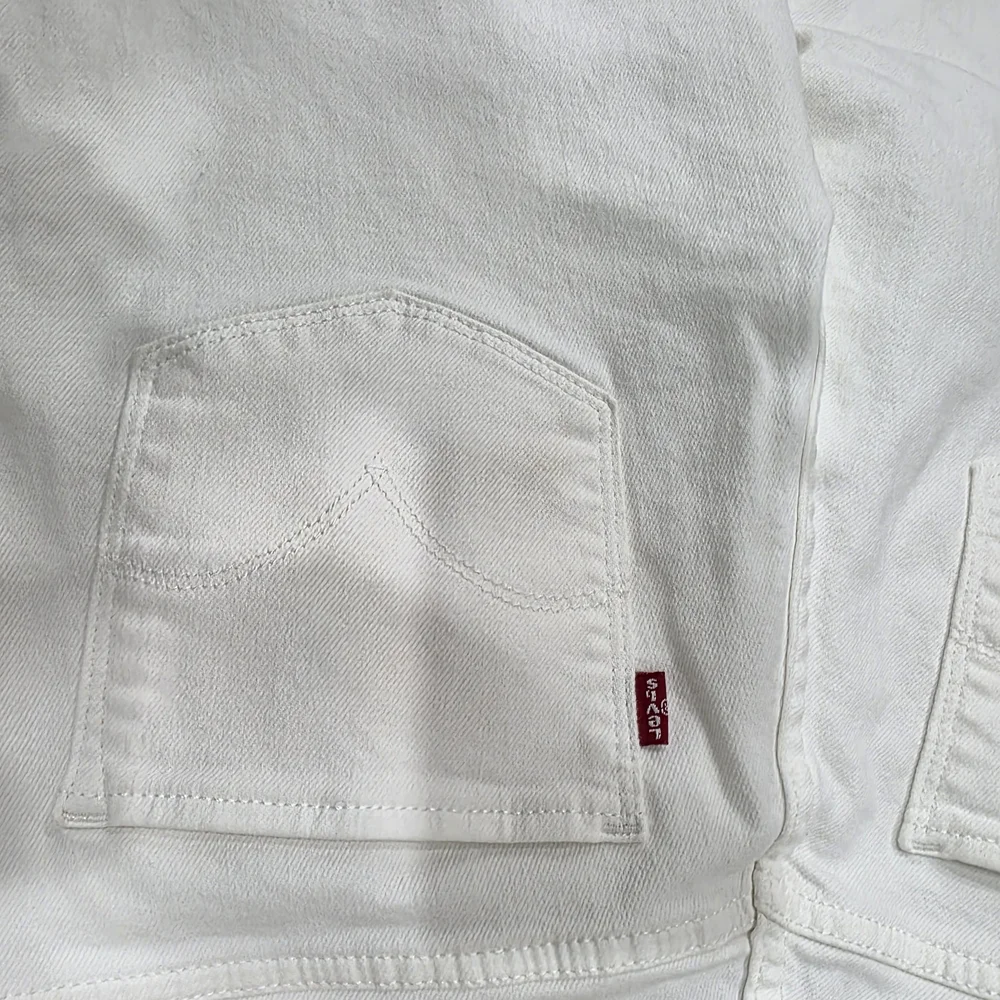 Women's White Levi's Jeans - Picture 12 of 16